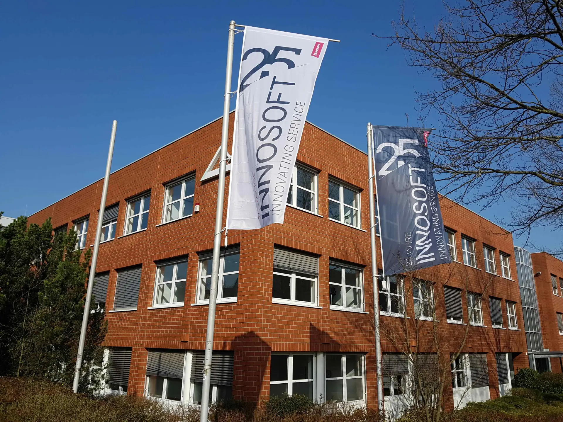 Innosoft Firmengebäude mit Fahnen vor dem Eingang