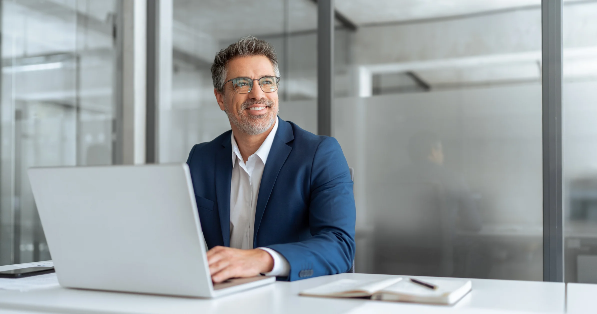 Serviceleiter bei der digitalen Arbeitszeitplanung am Laptop