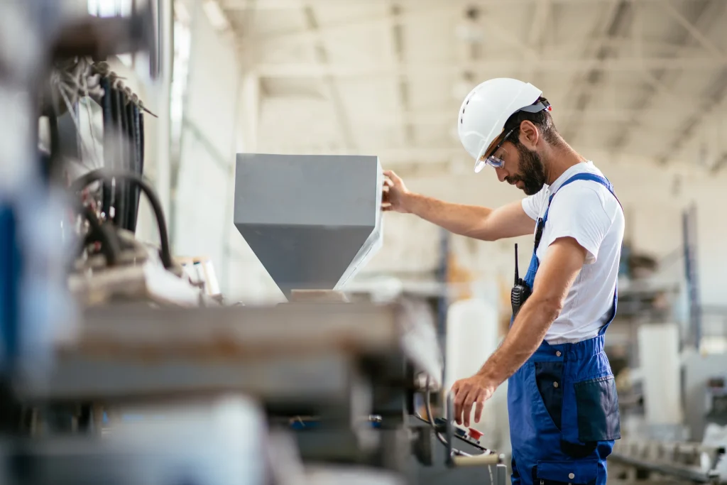 Servicetechniker bei der Wartung einer Produktionsmaschine