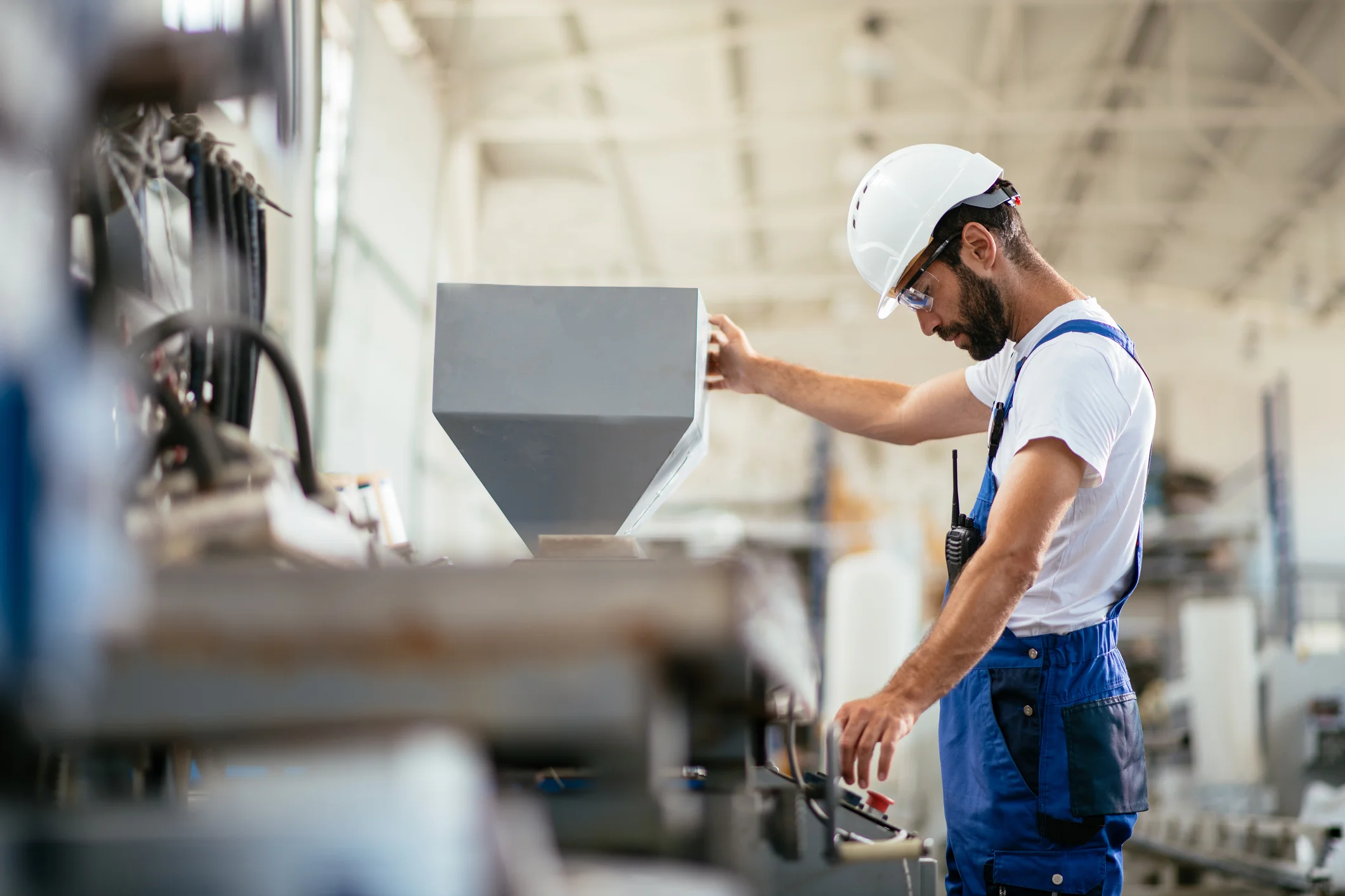 Servicetechniker bei der Wartung einer Produktionsmaschine