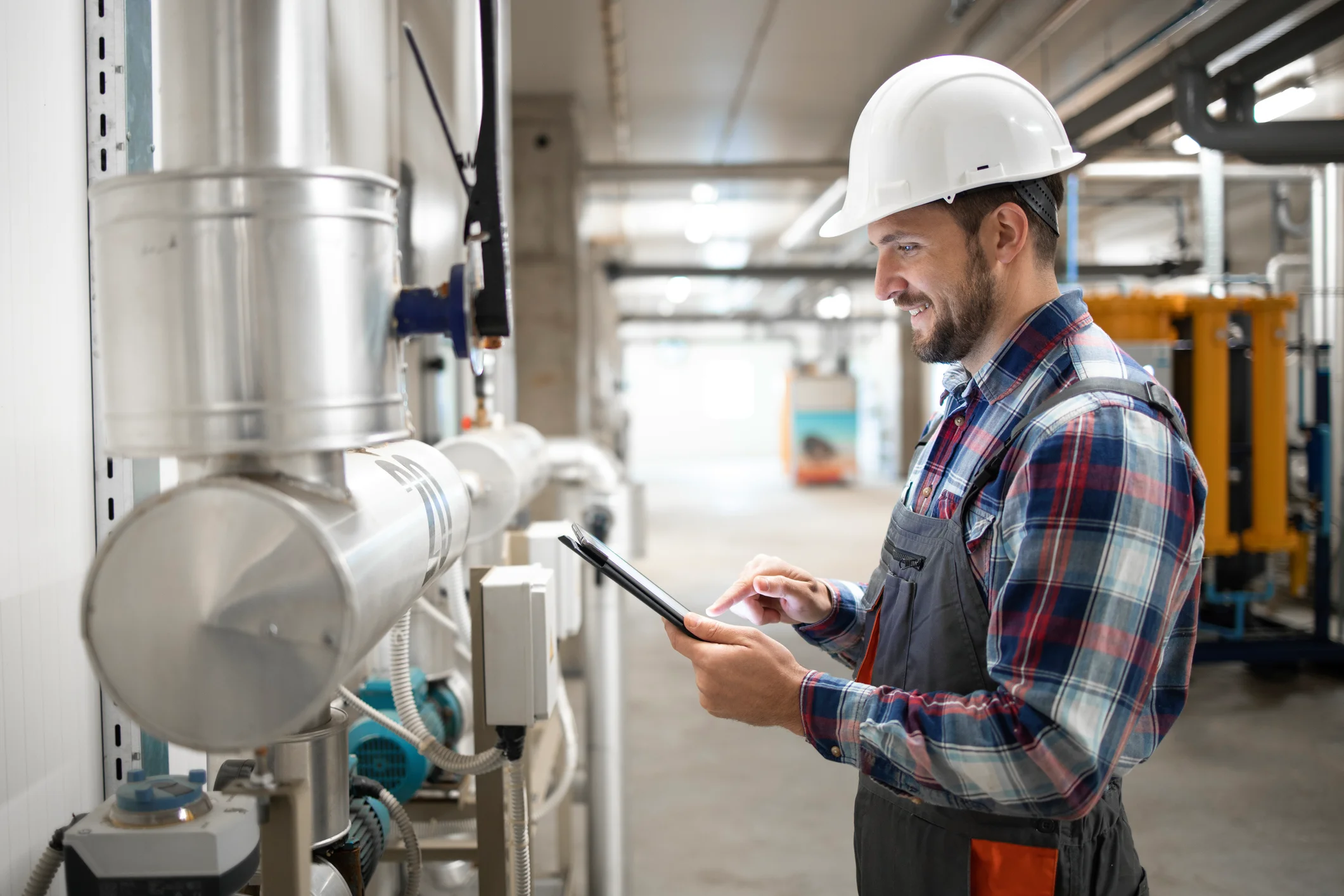 Servicetechniker mit Tablet in einer technischen Anlage